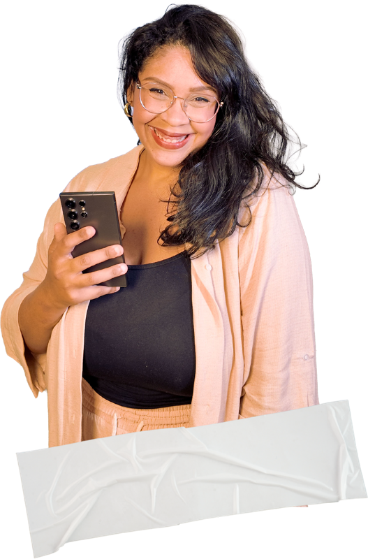 Ana, da Lado B Conteúdo, sorrindo e segurando um celular